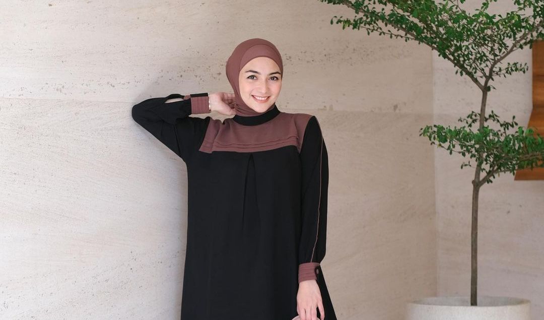 Dress Hitam Loose dengan Sentuhan Taupe<br>