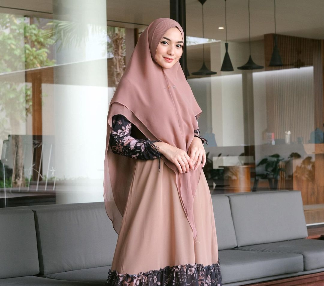 3 Chic Look Citra Kirana dengan Outfit Hitam yang Simpel
