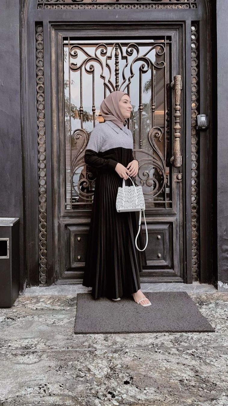 Inspirasi Dress Hijab Monokrom, Anggun dan Simpel