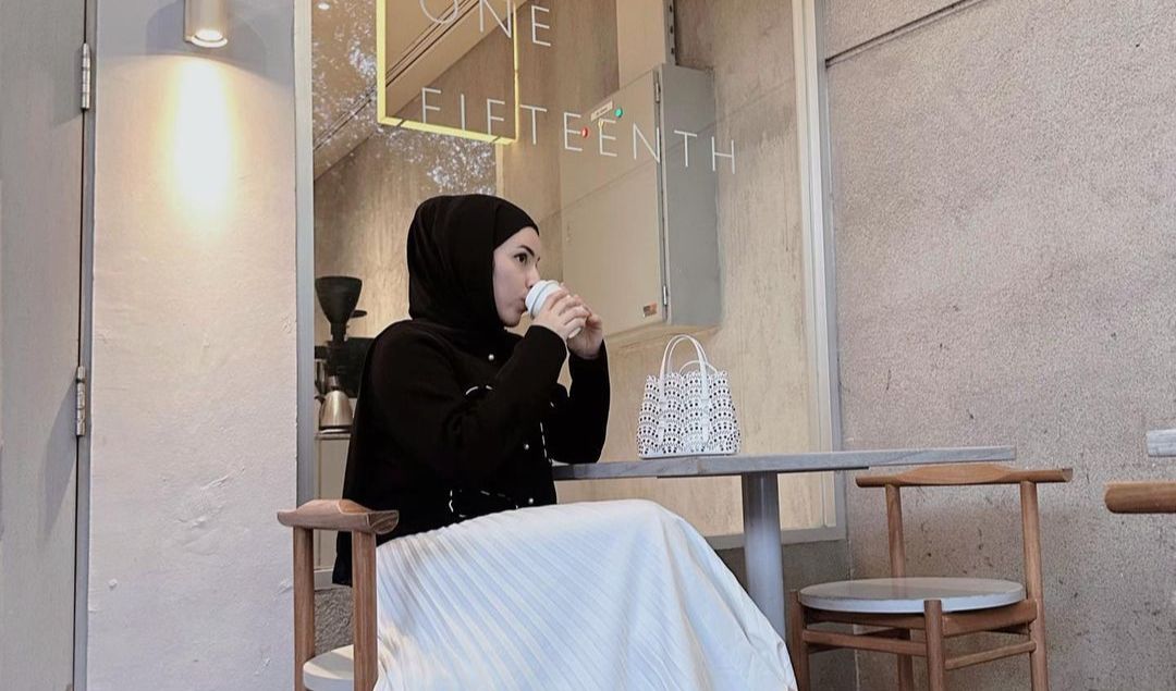 Blus Hitam dengan Rok Plisket Putih<br>