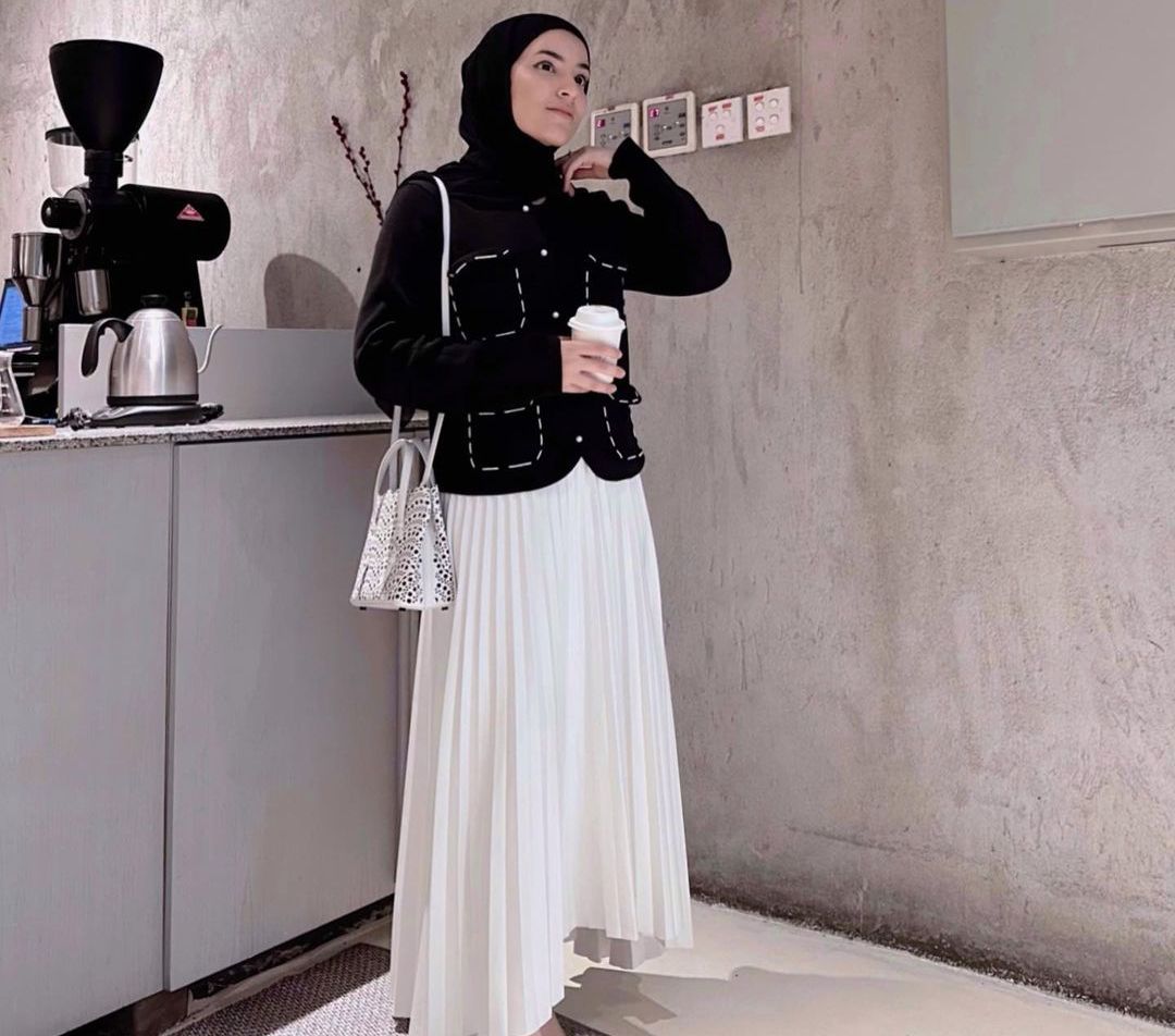 Inspirasi Look Monokrom untuk Hijaber, Anggun dan Simpel