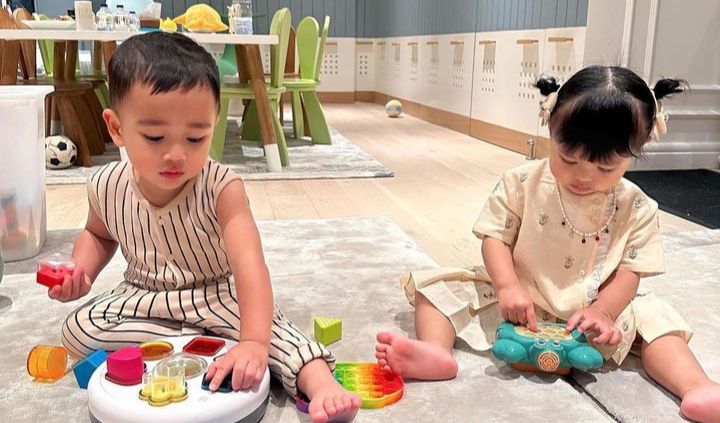 Potret Ameena dan Rayyanza saat bermain bersama. Keduanya tampak asyik bermain.<br>