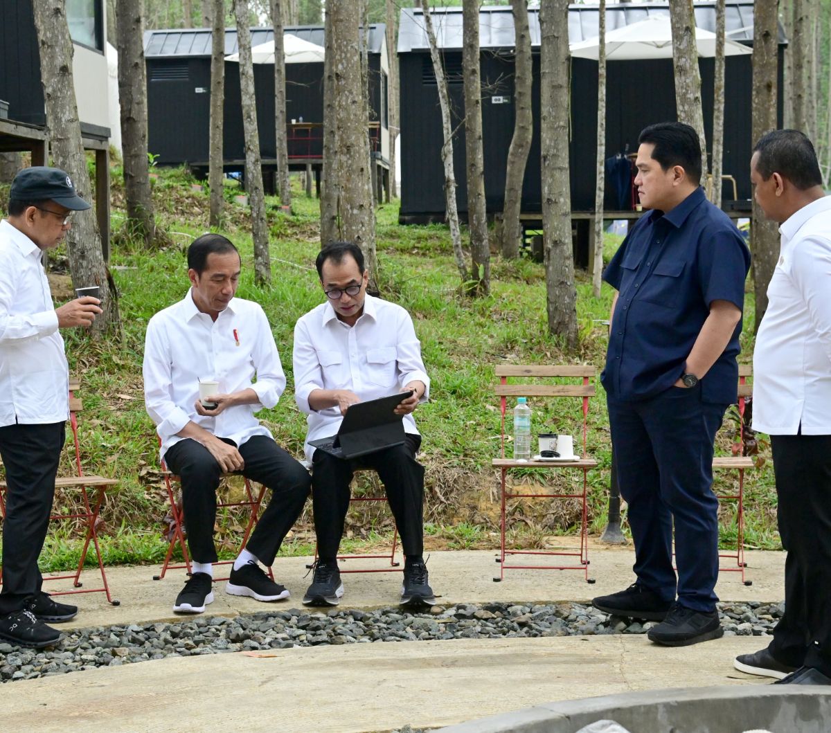 Potret Jokowi Sarapan sambil Terima Laporan Para Menteri di IKN