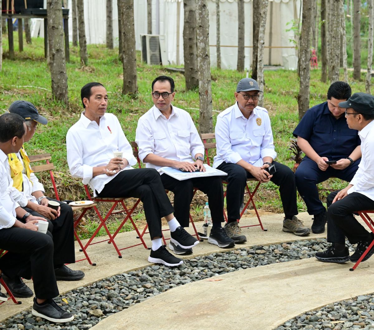 Potret Jokowi Sarapan sambil Terima Laporan Para Menteri di IKN