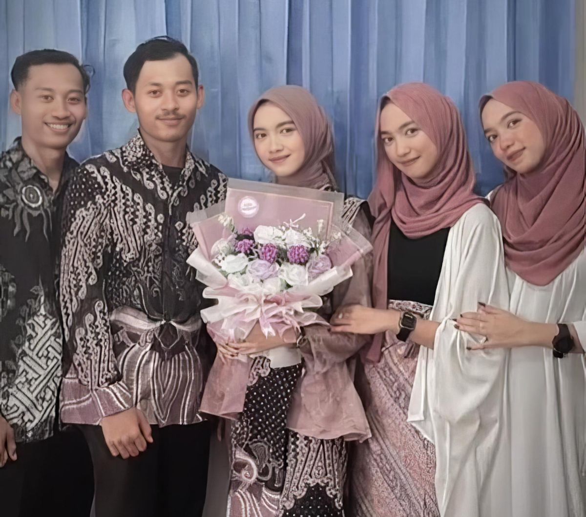 Wanita Kembar Tiga Dilamar Pemuda Kembar Ini Berakhir Plot Twist, Netizen +62 Bingung Dibuatnya