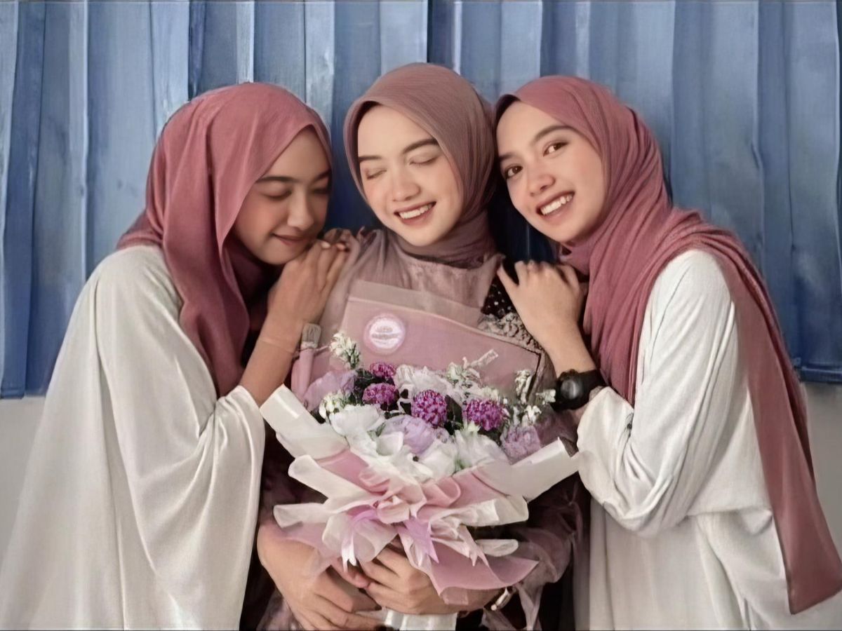 Wanita Kembar Tiga Dilamar Pemuda Kembar Ini Berakhir Plot Twist, Netizen +62 Bingung Dibuatnya
