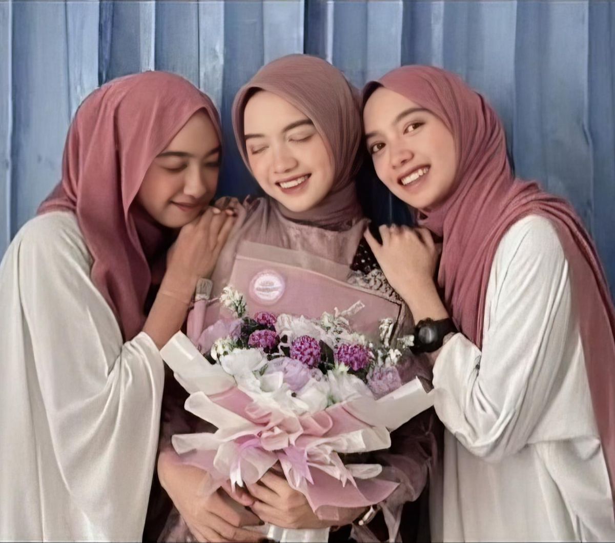 Wanita Kembar Tiga Dilamar Pemuda Kembar Ini Berakhir Plot Twist, Netizen +62 Bingung Dibuatnya