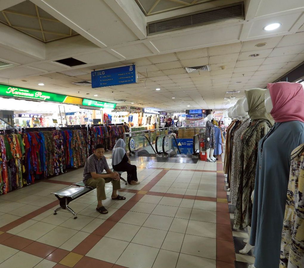 Dia juga turut menanggapi imbas dari maraknya barang impor yang juga merugikan bagi pelaku usaha di Pasar Tanah Abang. Bahkan, belakangan pusat grosir terbesar di Asia Tenggara itu sepi pengunjung.<br>