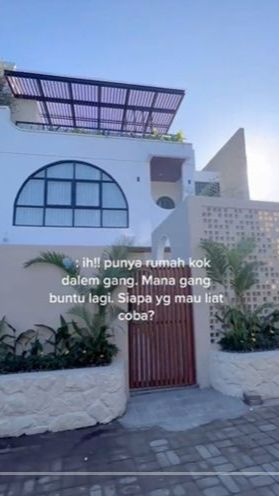 Dari luar rumah itu sudah terlihat sangat mewah dan berdesain modern.<br>