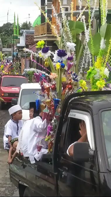 Inilah 12 tradisi Maulid Nabi yang masih berlangsung di Indonesia hingga saat ini. Tradisi-tradisi ini tidak hanya merayakan kelahiran Nabi Muhammad SAW, tetapi juga memperkuat rasa kebersamaan dan nilai-nilai keagamaan dalam masyarakat Indonesia.