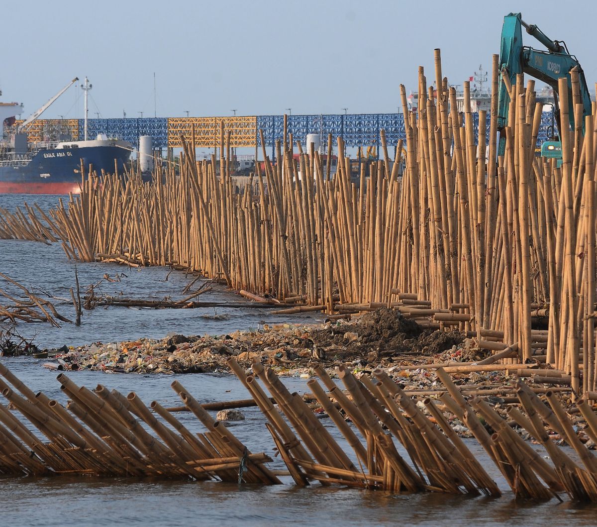 Deretan bambu tampak terpasang di pesisir pantai kawasan Pelabuhan Marunda Center Terminal (MCT) Jurong Port JV, Tarumajaya, Bekasi, Jawa Barat (23/6/2023).