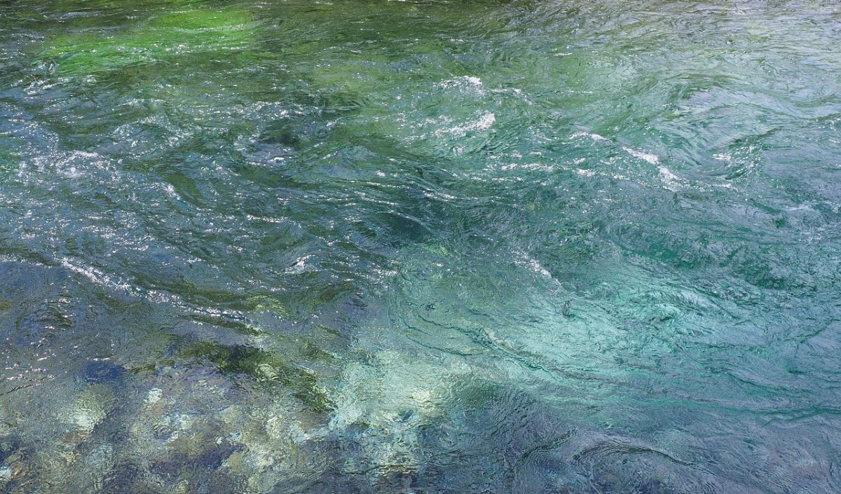 2.	Arti Mimpi Jatuh ke Sungai Jernih
