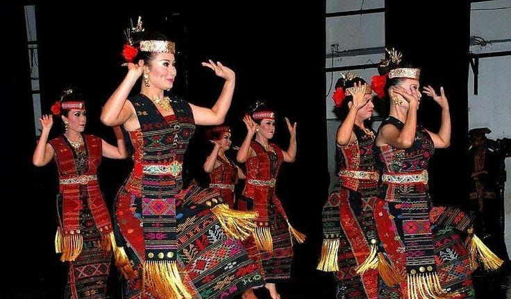 4.	Arti Mimpi dari Hadir pada Pesta Adat