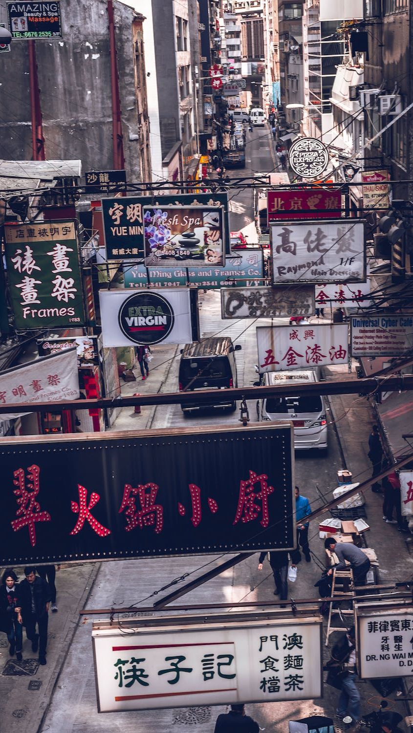 Hong Kong adalah destinasi yang menggabungkan kemegahan gedung pencakar langit modern dengan kuil-kuil kuno tradisional.