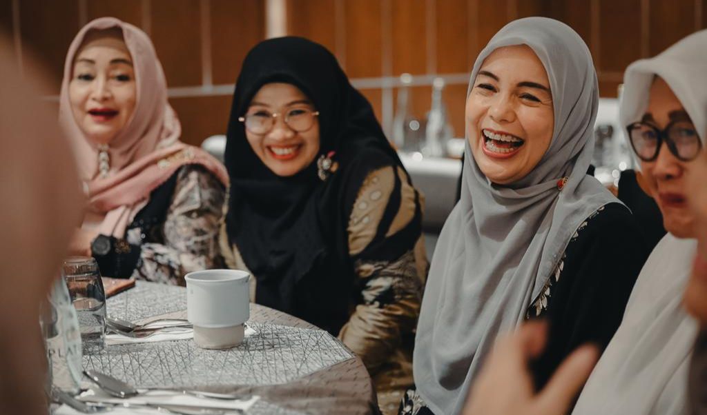 Istri bakal calon presiden Ganjar Pranowo Siti Atikoh Supriyanti menggelar diskusi dengan Nyai dan Ning di Surabaya, Jawa Timur. 