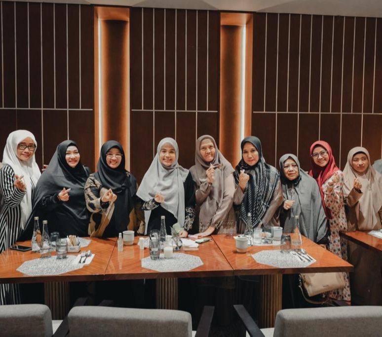 Atikoh berbicara soal pemberdayaan perempuan dengan para Nyai dan Ning, khususnya dalam penanggulangan kemiskinan.