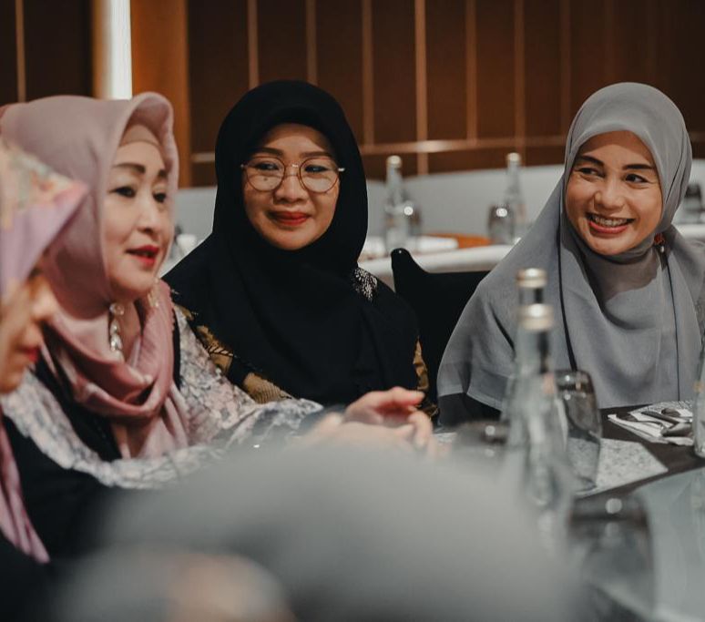 Istri Ganjar Blusukan Gaet Suara Nyai dan Ning di Jatim, Diskusi soal Penanggulangan Kemiskinan