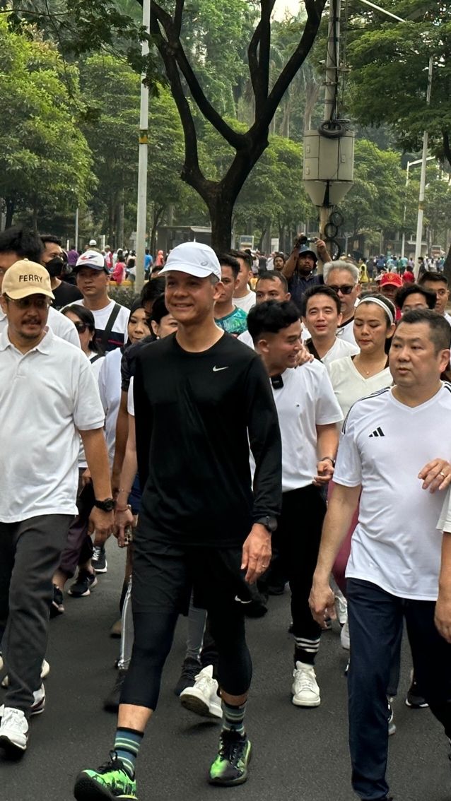 Ganjar dan Hary Tanoesoedibjo Lari Pagi di Senayan, Makan Bubur Di Gerobak Perindo<br>