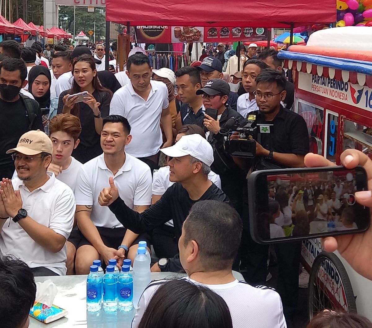 Ganjar dan Hary Tanoesoedibjo Lari Pagi di Senayan, Makan Bubur Di Gerobak Perindo