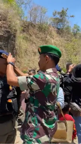 Ia juga tampak memukul kedua pipi anaknya sembari melanjutkan membenarkan posisi baret putranya. <br>