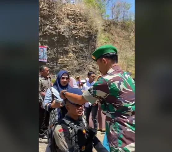 Terlihat sang ayah menghampiri putranya dan memberikan hormat. Setelahnya sang ayah langsung melepaskan helm yang dikenakan oleh sang putra. Ia pun memakaikan baret biru kepada sang anak.