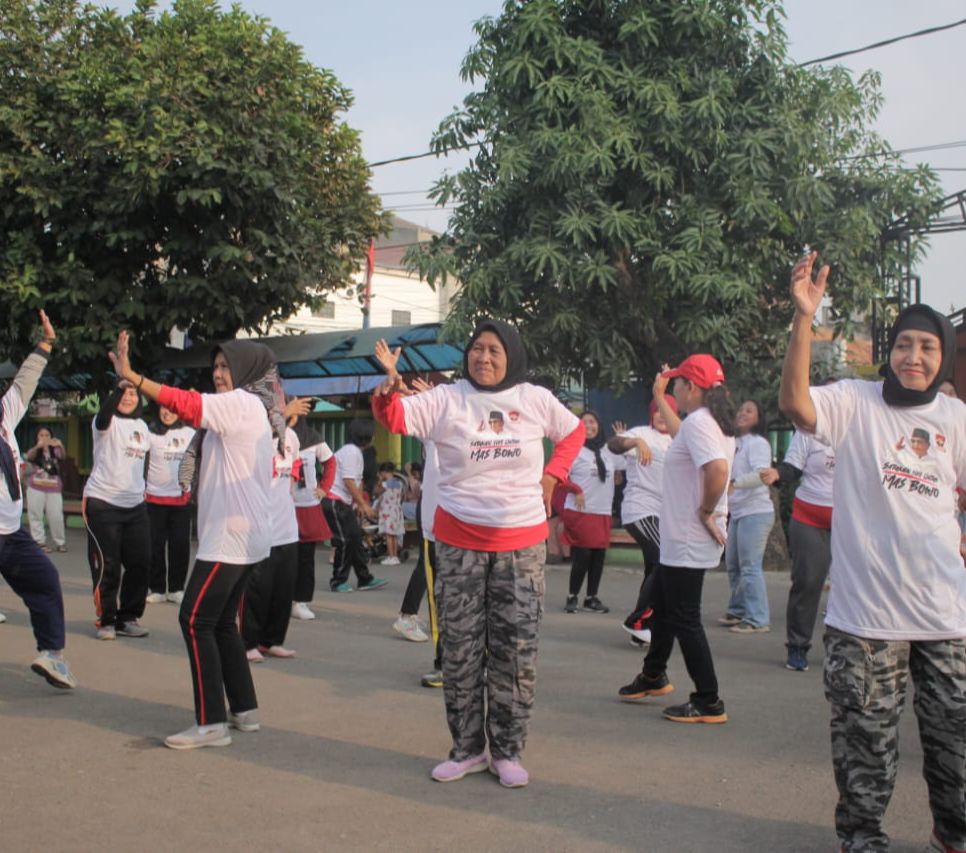 Aksi Relawan Prabowo Ajak Warga Karawang Senam Sehat di Minggu Pagi