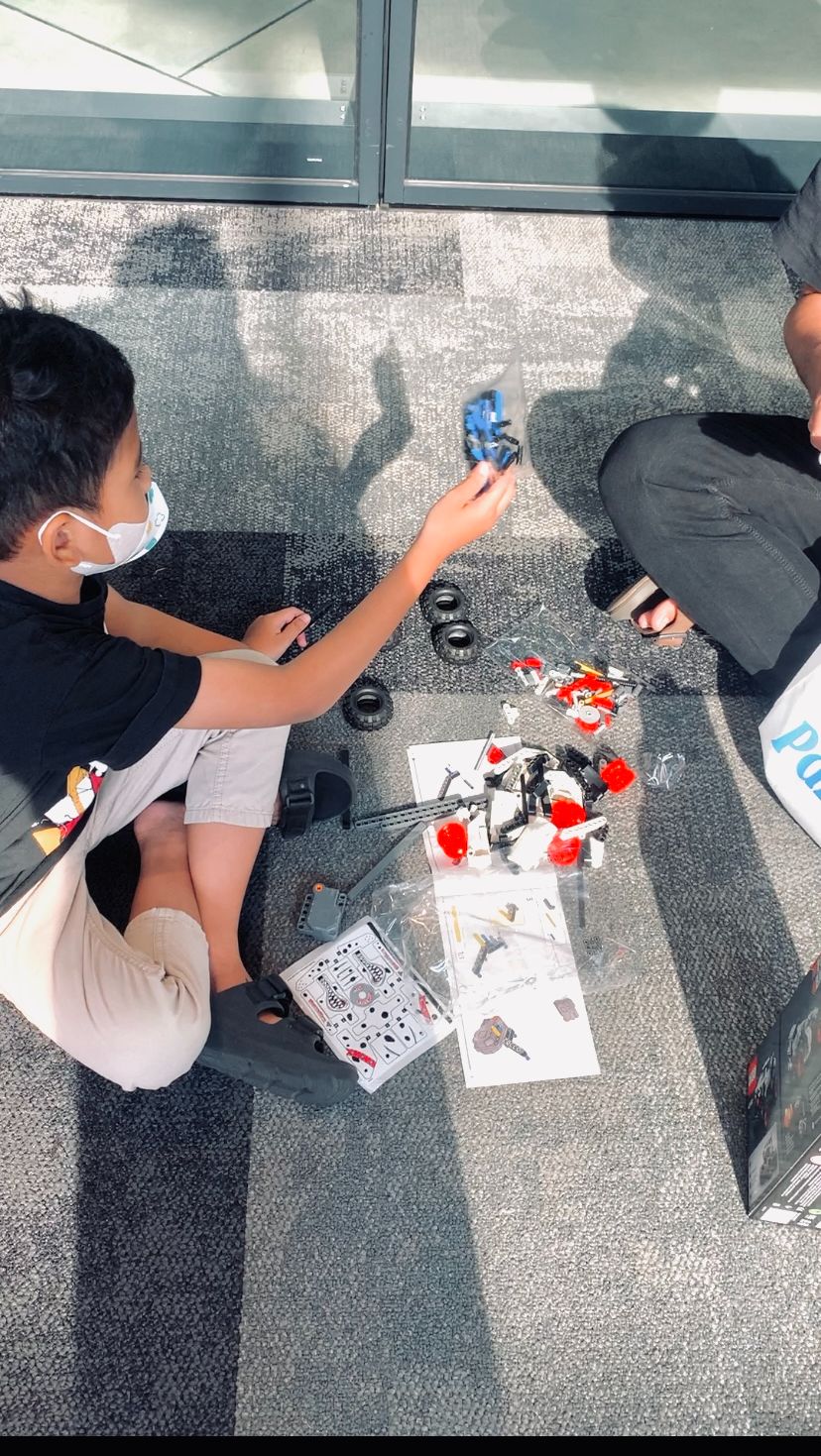Anak Kecanduan Gadget? Coba Berikan Lego, Simak Manfaatnya!