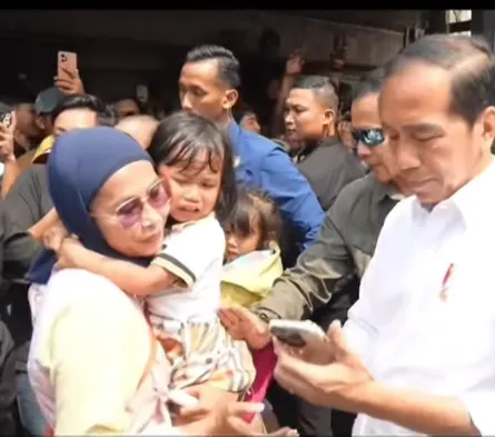 Momen Kocak Emak-Emak Selfie Bareng Jokowi Malah Nyanyi Lagu PAN