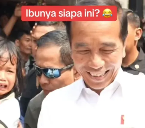 Momen Kocak Emak-Emak Selfie Bareng Jokowi Malah Nyanyi Lagu PAN