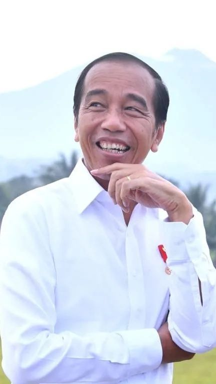 Momen Kocak Emak-Emak Selfie Bareng Jokowi Malah Nyanyi Lagu PAN