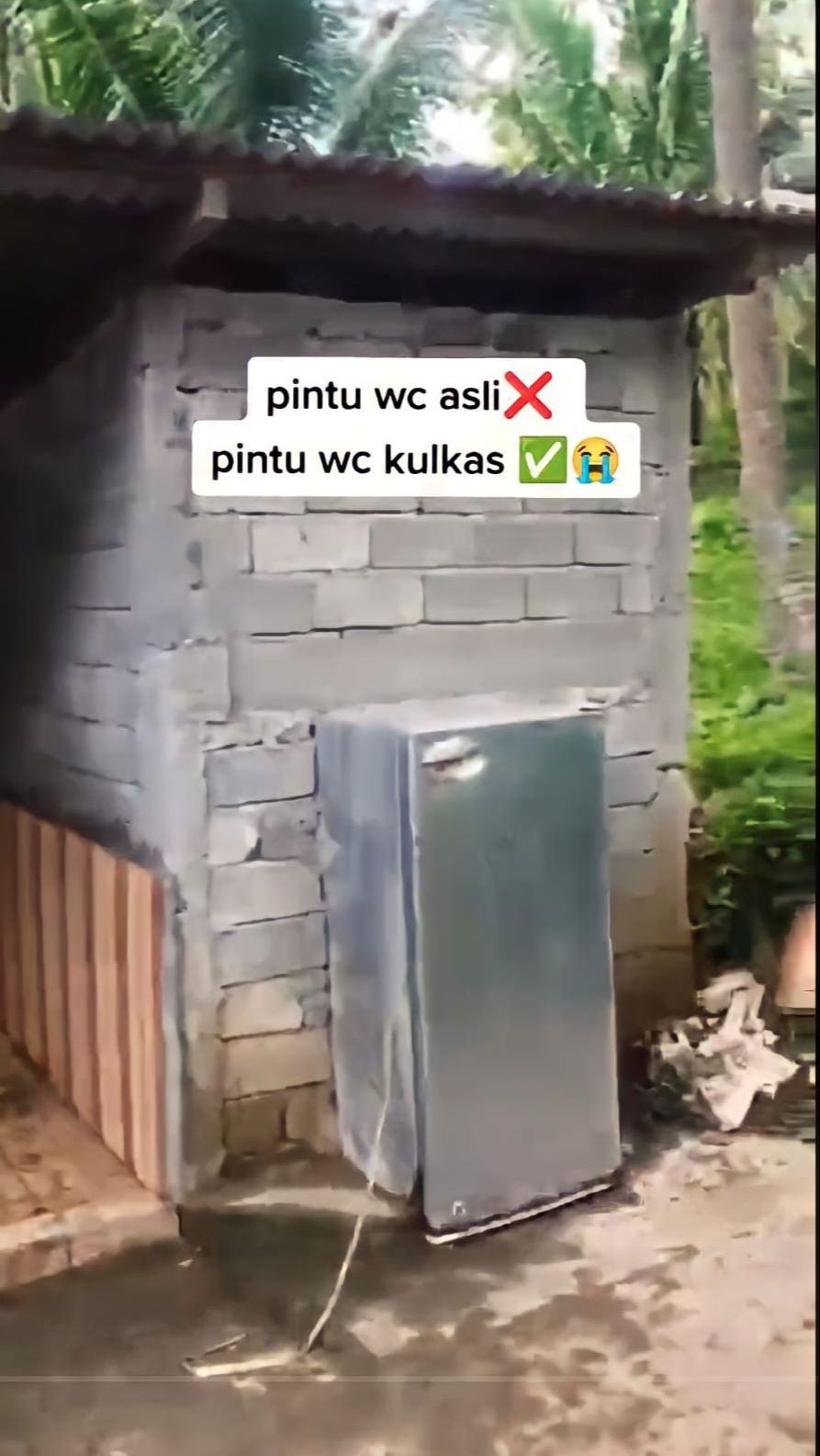 Penampakan Toilet Antimainstream dengan Pintu Kulkas