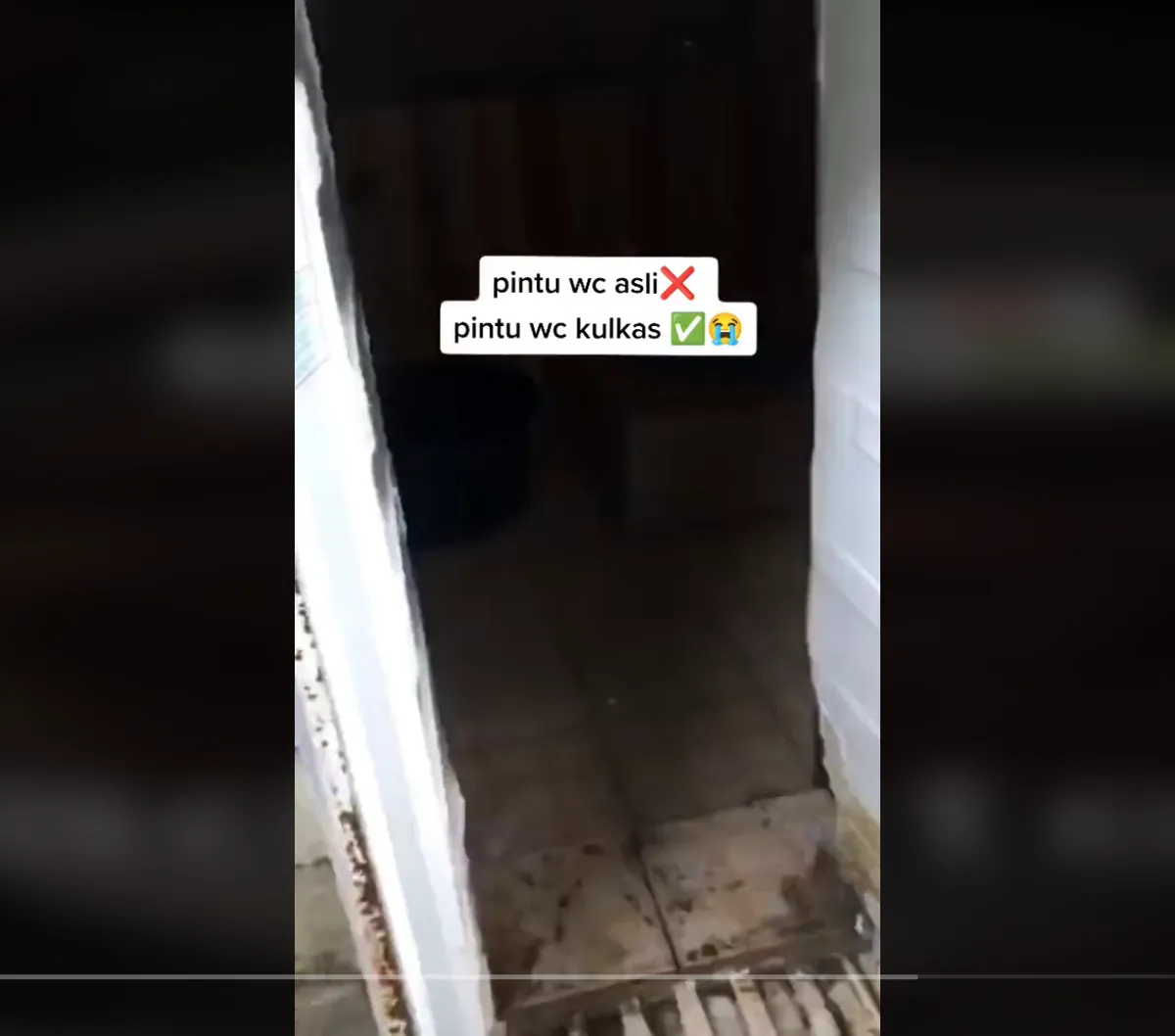 Penampakan Toilet Antimainstream dengan Pintu Kulkas