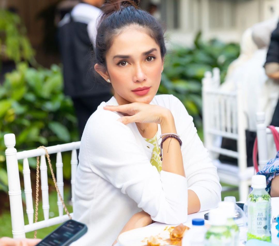 Ussy Sulistiawaty Tak Gengsi Makan Warteg Pinggir Jalan, Menu dan Porsinya Disorot