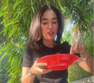 Ussy Sulistiawaty Tak Gengsi Makan Warteg Pinggir Jalan, Menu dan Porsinya Disorot