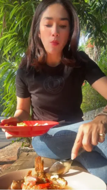 Ussy Sulistiawaty Tak Gengsi Makan Warteg Pinggir Jalan, Menu dan Porsinya Disorot