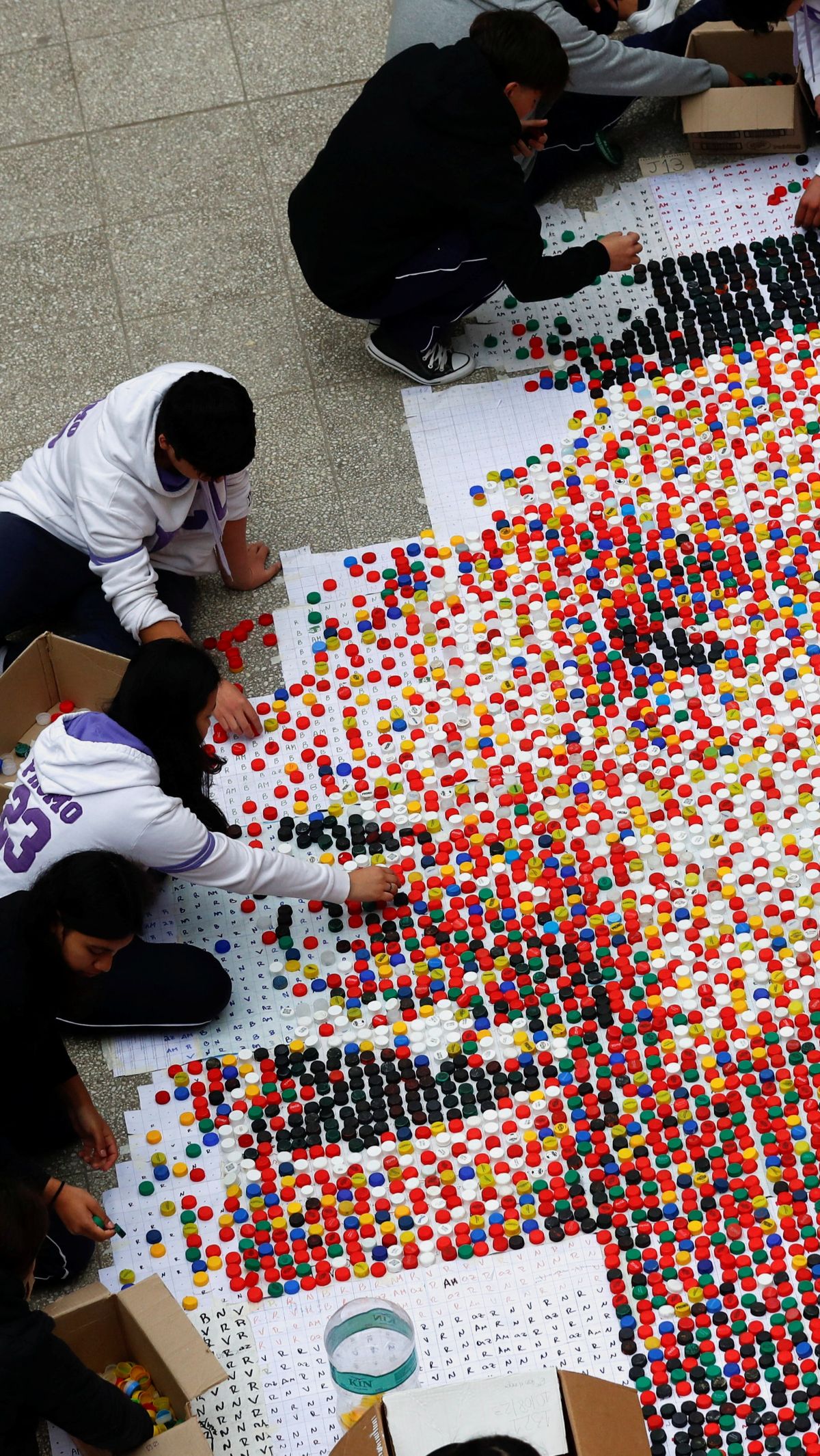 Karya itu menggambarkan sosok Sang Goat Sejati yang sedang memegang trofi emas Piala Dunia dari kemenangan tahun lalu di Piala Dunia Qatar 2022.