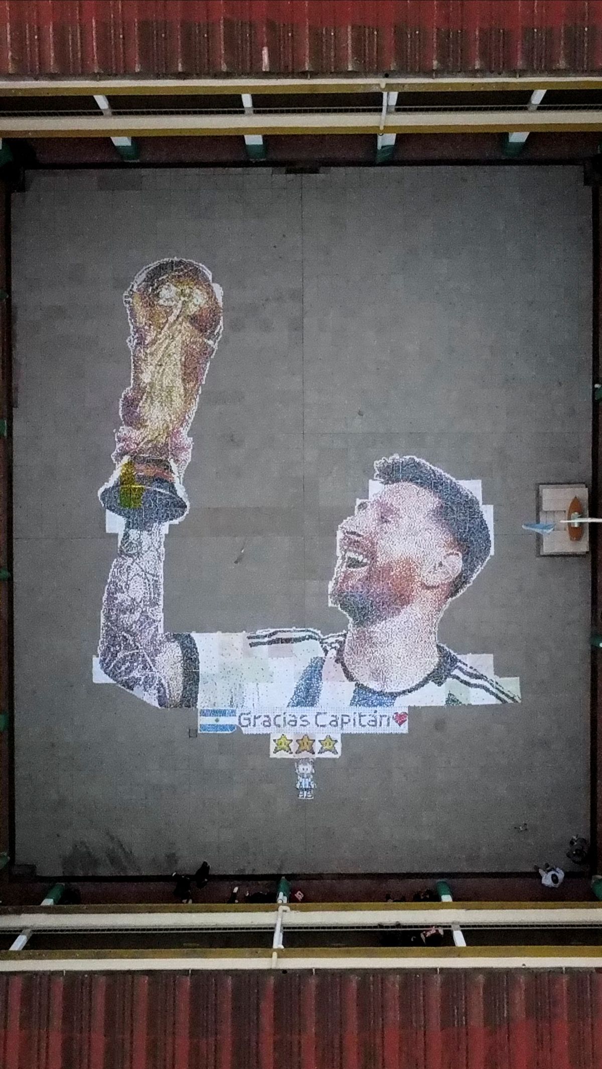 FOTO: Kreativitas Siswa SMA di Argentina Bikin Wajah Lionel Messi dari 90.000 Tutup Botol, Hasilnya Bikin Melongok!