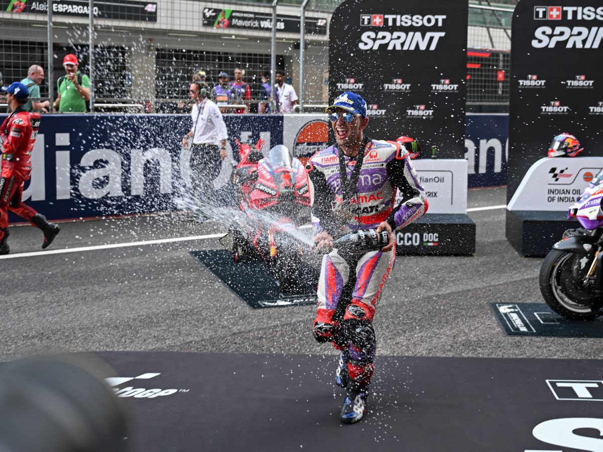 FOTO: Ganasnya Suhu Panas Balapan MotoGP 2023 di India, Jorge Martin Sampai Tumbang Kehabisan Tenaga Usai Finis Kedua