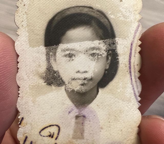 Inilah potret Farida Nurhan saat duduk di bangku SD. Dalam pas foto hitam putih ini, Farida kecil tampak memiliki rambut sebahu. Tak banyak berubah dari sosoknya sekarang.