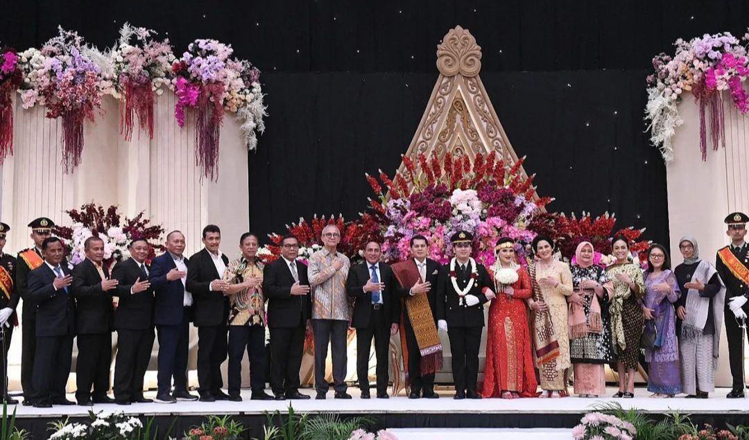 Sejumlah rekan pun turut hadir di lokasi dengan penampilan rapi nan begitu gagah saat berpose bersama sang pengantin di pelaminan.