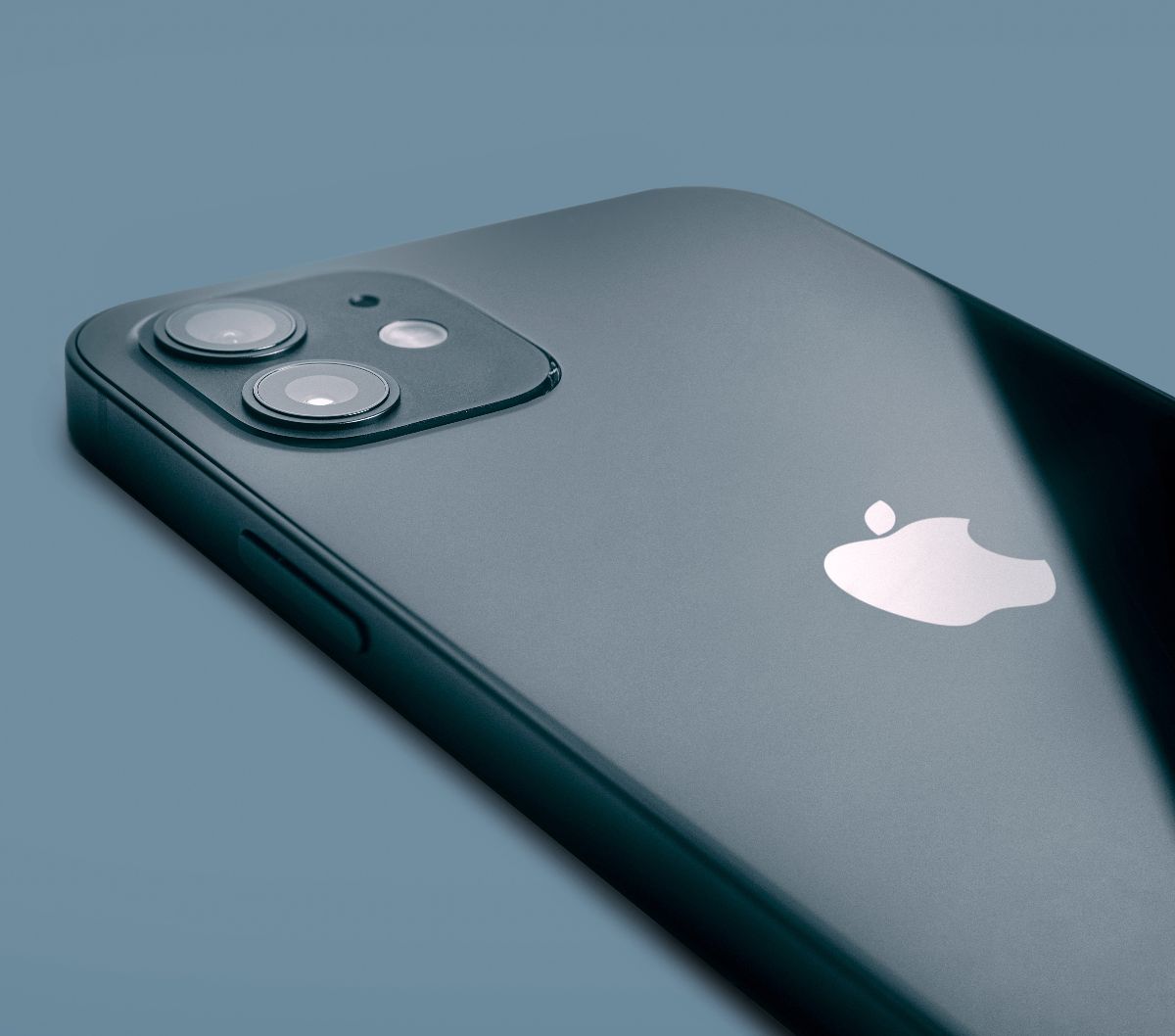 Yang membuat masalah ini semakin membingungkan adalah tidak adanya pernyataan resmi dari Apple sendiri.
