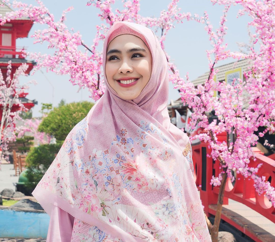 2 Gaya Manis Touch of Pink Oki Setiana Dewi
