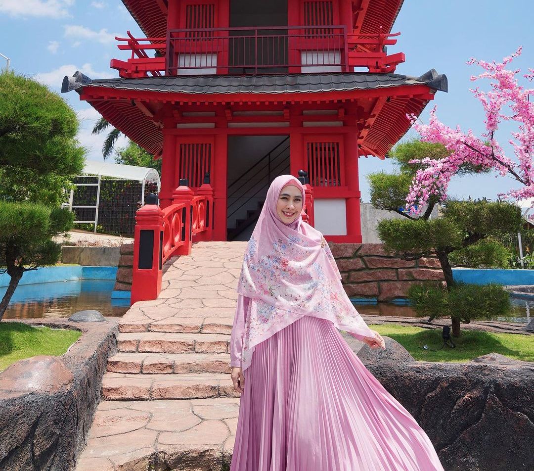 2 Gaya Manis Touch of Pink Oki Setiana Dewi