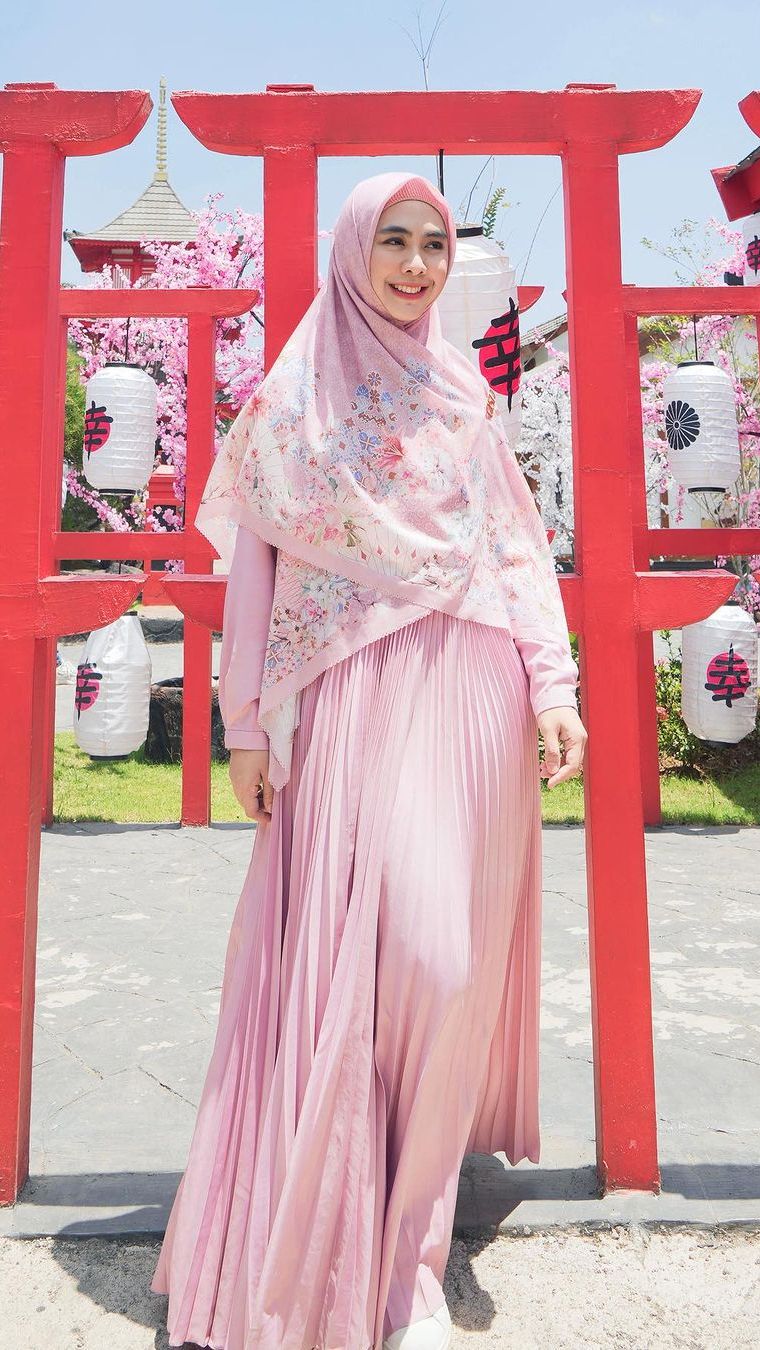 2 Gaya Manis Touch of Pink Oki Setiana Dewi