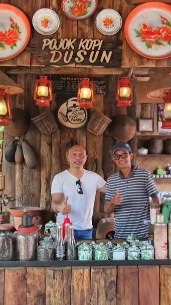 Intip Bintang Dua Polri Mendadak jadi 'Barista', Seru Kumpul Bareng Kawan di Warung Kopi
