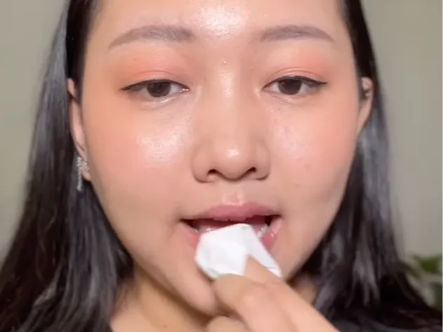 Hapus Sisa Lip Balm