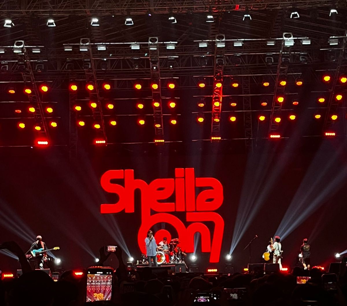 Jadi Penutup Manis, Intip Potret Sheila On 7 saat Manggung di Pestapora 2023