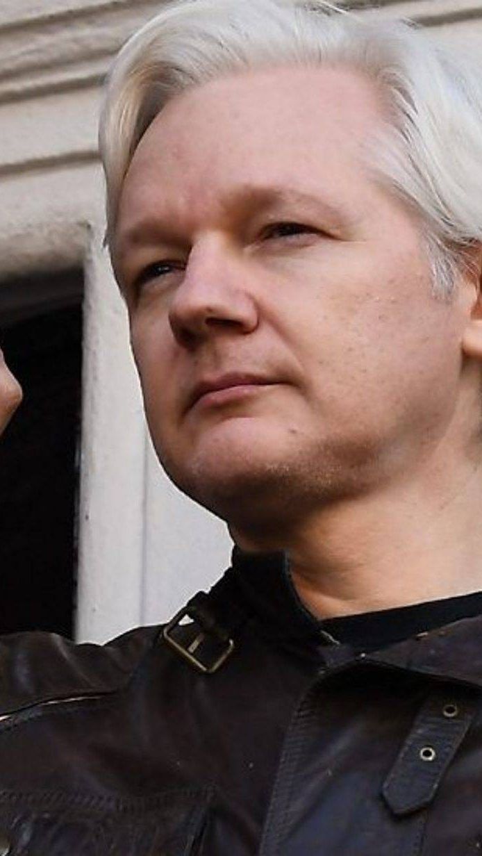 Tragedi Julian Assange, Kisah Hidup Sang Peretas