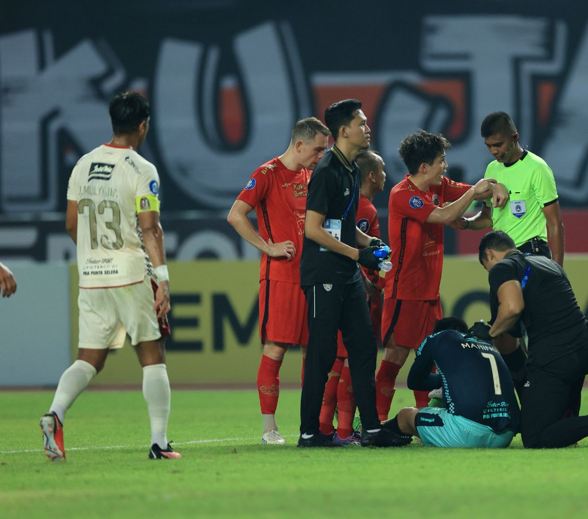 Haudi Abdillah diganjar kartu merah oleh wasit pada menit ke-63.<br><br>Persija yang unggul dari jumlah pemain langsung memanfaatkannya hingga dapat menyamakan skor berkat aksi Ondrej Kudela pada menit ke-74.<br><br>