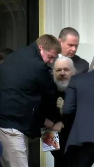 Tragedi Julian Assange, Kisah Hidup Sang Peretas